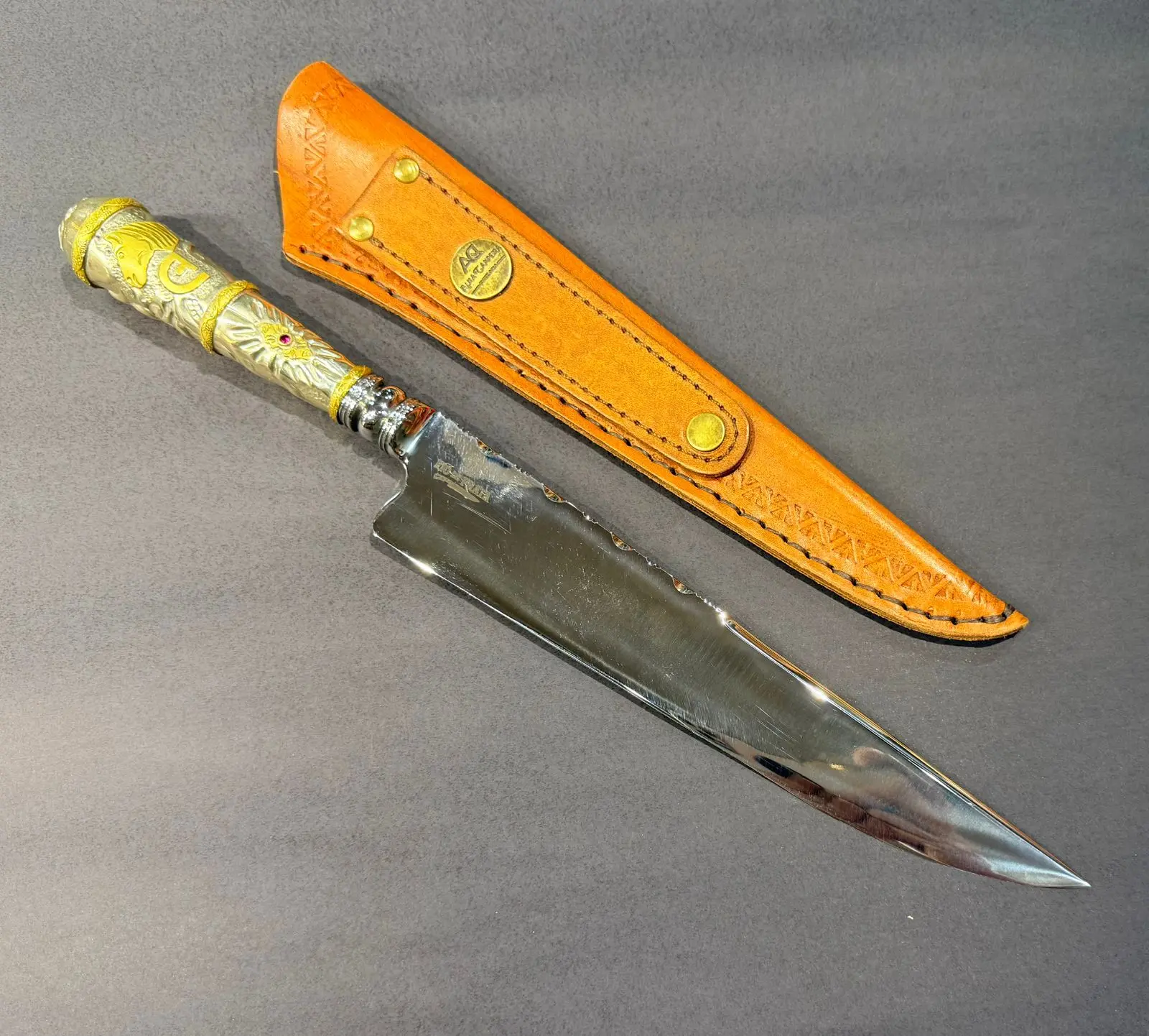 Faca Forjada com cabo 100% em Alpaca